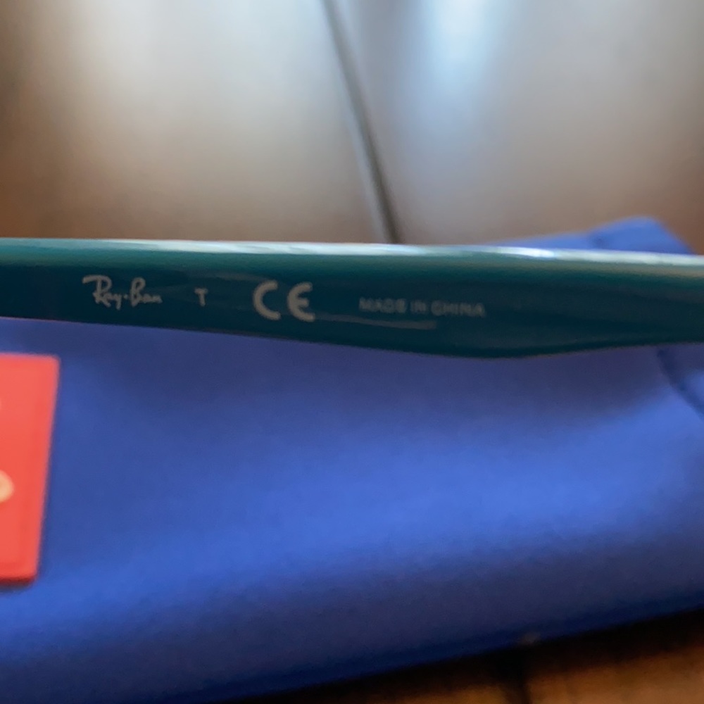 New Children’s Red and Blue Ray-Ban Sunglasses - Picture 5 of 6